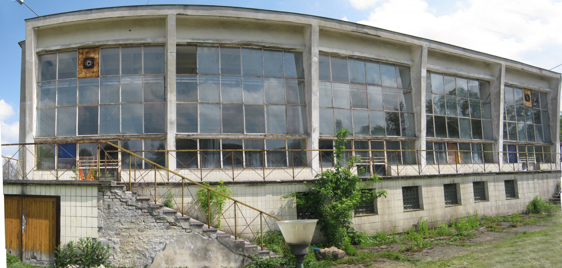 Zrujnowany basen pływacki na terenie dawnego Ośrodka Sportu w Mirkowie, Konstancin-Jeziorna