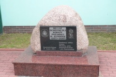 2013.06 Kamień pamiątkowy przy OSP Jeziorna