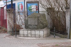 2013.11 Kamień pamiątkowy przy Długiej