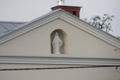 Figura NajĹ›wiÄ™tszej Maryi Panny na tylnej elewacji domu przy ul. Szkolnej, Konstancin-Jeziorna